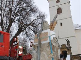 Přesun zrestaurovaného torza sochy Panny Marie do kostela v Liběšicích
